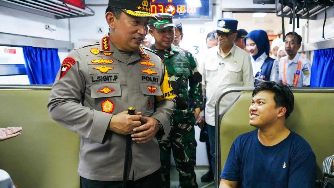 Kapolri Jenderal Listyo Sigit Prabowo meninjau langsung arus mudik Lebaran di Stasiun Pasar Senen pada Sabtu (6/4).