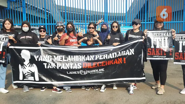 Suporter Wanita Persis Solo Bentangkan Spanduk Sepak Bola Harus Bebas Seksisme