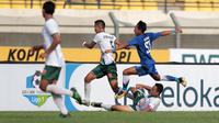 Aksi pemain Persib Bandung U-19, Beckham (kiri) melewati adangan para pemain PS TNI U-19 pada lanjutan Liga 1 2017 U-19 di Stadion Si Jalak Harupat, Sabtu (05/8/2017). Persib Bandung U-19 menang 1-0. (Bola.com/Nicklas Hanoatubun)