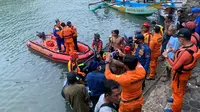 Petugas Satpolairud Garut bersama tim gabungan berhasil membawa mayat DL, korban tenggelam di pantai Santolo, Rabu (2/6/2021) lalu, yang ditemukan siang tadi. (Liputan6.com/Jayadi Supriadin)