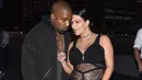 Kim Kardashian bersama suaminya, Kanye West tampak berbincang saat menghadiri Givenchy Spring/Summer 2016 pada acara New York Fashion Week di New York, Jumat (11/9/2015). (Michael Loccisano/Getty Images/AFP)