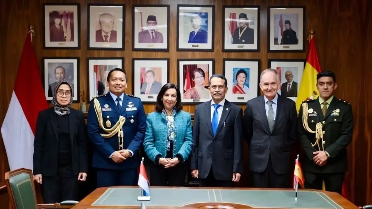 Menteri Pertahanan Spanyol Margarita Robles Fernandez (ketiga dari kiri) berpose bersama Duta Besar Republik Indonesia di Madrid Muhammad Najib (keempat dari kiri) pada Rabu (8/4/2026) di KBRI Madrid.