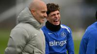 Gelandang Chelsea asal Argentina #19, Alejandro Garnacho (tengah), tersenyum saat sesi latihan tim di tempat latihan Chelsea di Cobham, sebelah barat London pada 8 Desember 2025, menjelang pertandingan Phase League Liga Champions UEFA melawan Atalanta BC di Bergamo. (Glyn KIRK/AFP)