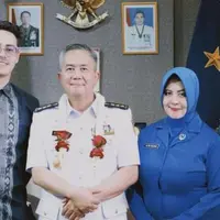 Penampilan Awkarin Dampingi Ayahanda dalam Pelantikan Jabatan Baru, Anggun Berkebaya Navy  (credit: instagram.com/narinkovi