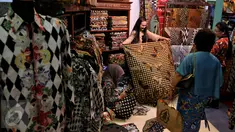 Pengunjung melihat kain batik di salah satu stand pameran Produk Fashion dan Craft Indonesia, di JCC, Jakarta, Selasa (26/8/2015).  Pameran yang berlangsung hingga 30 Agustus 2015 itu diikuti 206 peserta dari berbagai kota. (Liutan6.com/Johan Tallo)