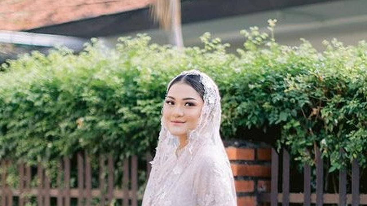 Ia kerap membagikan momen kedekatannya dengan Ditya.  Begini potret Natasya Regina saat pengajian menjelang  pernikahan.