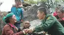 Petugas berbincang dengan warga yang menjadi korban gempa, Nepal, Sabtu (25/4/2015). Dikabarkan sekitar 500 orang lebih tewas dalam peristiwa tersebut (Reuters/Navesh Chitrakar)