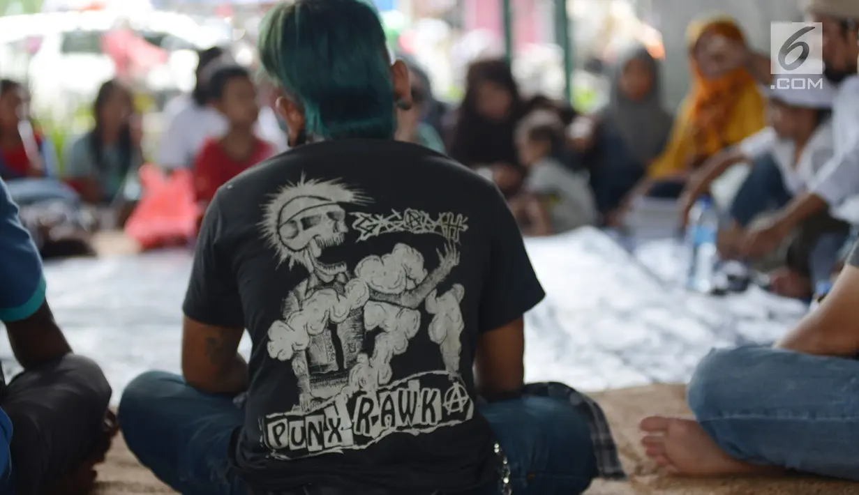 Sekelompok anak punk saat belajar mengaji dengan Komunitas Tasawuf Underground di kolong flyover Tebet, Jakarta, Sabtu (8/12). (Merdeka.com/Imam Buhori)