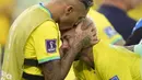 Pemain Brasil, Neymar (kanan) dihibur oleh rekannnya, Raphinha setelah tim mereka kalah dari Kroasia saat laga perempat final Piala Dunia Qatar 2022 yang berlangsung di Education City Stadium, Al-Rayyan, Jumat (09/12/2022) waktu setempat. Brasil kalah 2-4 dari Kroasia saat babak adu penalti. (AP/Darko Bandic)