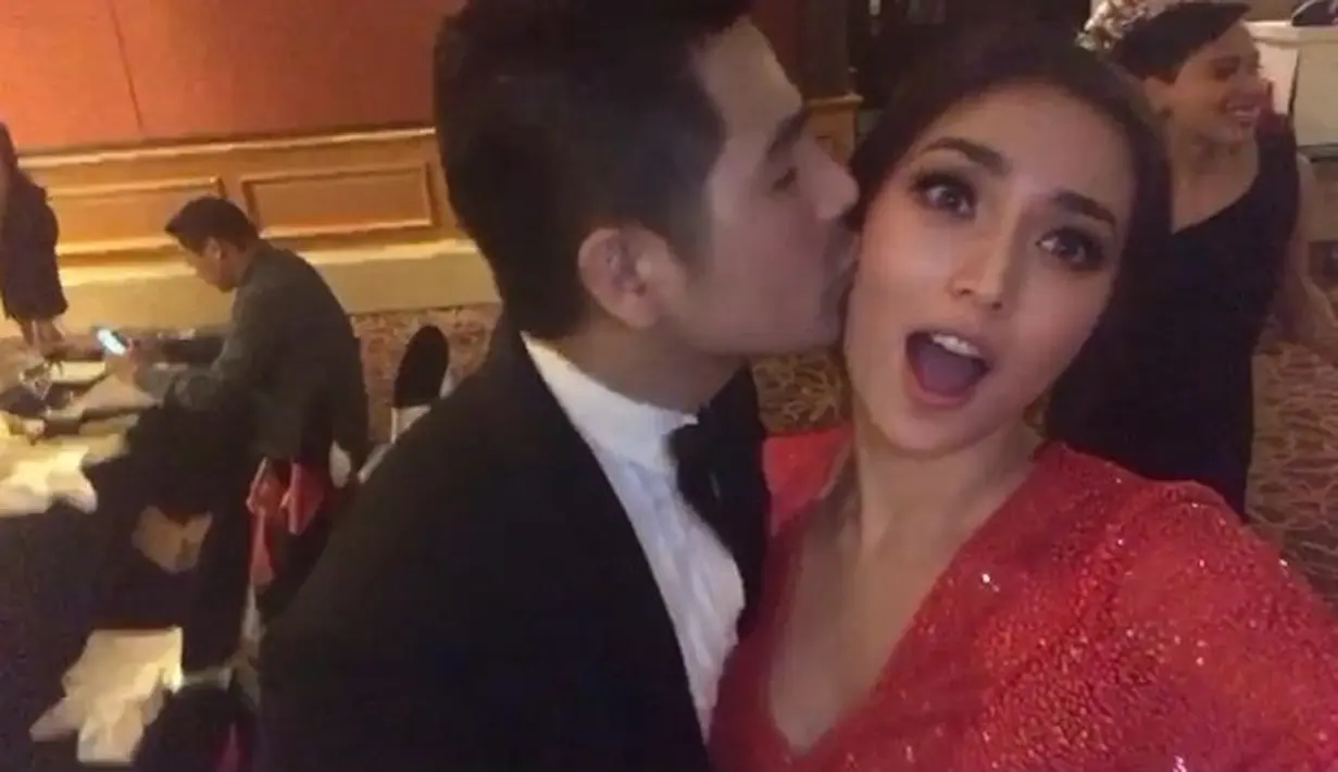 Untuk penampilan lainnya, tak sedikit yang  pangling dengan penampilan perempuan yang satu ini. Mulai dari rambut hitamnya yang menjadi pirang seperti bule, gaya busananya, hingga wajahnya yang tampak lebih tirus juga. (Instagram/inijedar)