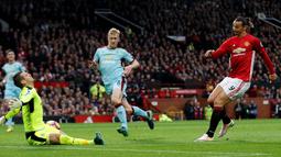 Pemain Manchester United, Zlatan Ibrahimovic, mencoba mencetak gol ke gawang Burnley pada laga Premier League 2016-2017 di Stadion Old Trafford, Sabtu (29/10/2016). (Action Images via Reuters/Carl Recine)