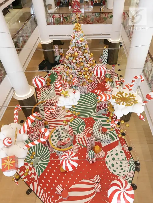 Dekorasi unik dan ornamen modern bernuansa Natal menghiasi pusat perbelanjaan kawasan Menteng, Jakarta, Minggu (23/12). Konsep dekorasi pohon Natal modern disajikan untuk membuat suasana berbeda dari tahun-tahun sebelumnya. (Liputan6.com/Herman Zakharia)
