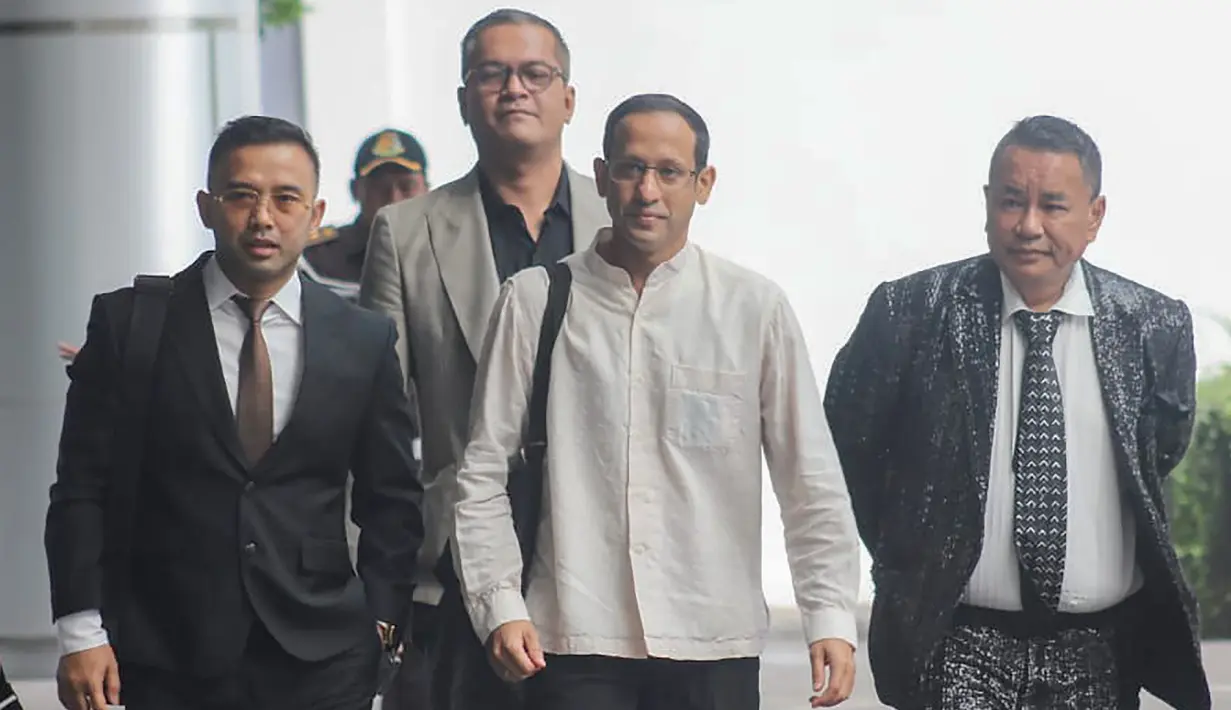 Mantan Menteri Pendidikan, Kebudayaan, Riset dan Teknologi (Mendikbudristek) Nadiem Makarim (ketiga kiri) saat tiba di area Gedung Kejaksaan Agung (Kejagung), Jakarta, Selasa (15/7/2025). (merdeka.com/Arie Basuki)