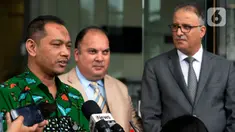 Wakil Ketua KPK Nurul Ghufron (kiri) bersama Duta Besar Tunisia untuk Indoensia Riadh Dridi (kanan) dan Wakil Konsulat Tunisia, Chaouki Moutley seusai melakukan pertemuan di Gedung KPK, Jakarta, Rabu (11/3/2020). Pertemuan membahas kerja sama terkait penanganan korupsi. (merdeka.com/Dwi Narwoko)