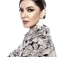 Najwa Shihab tampil memukau dalam sebuah pemotretan yang dibidik oleh Rio Motret. Gayanya begitu berbeda dari tampilan ia biasanya. [Foto: Instagram/ RioMotret]