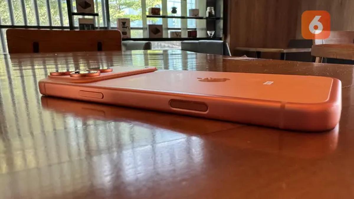 Tombol power/lock dan Camera Button di sisi kanan bodi iPhone 17 Pro Max. (Liputan6.com/ Yuslianson)