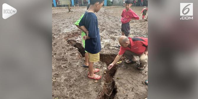 VIDEO: Tanah Terbelah di Depok Bikin Heboh Warga