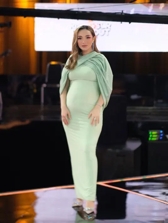 Penampilan Zaskia Gotik tampak begitu segar dalam balutan gaun ketat berwarna hijau mint sebelum tampil di sebuah acara musik dangdut. (Instagram/zaskia_gotix)