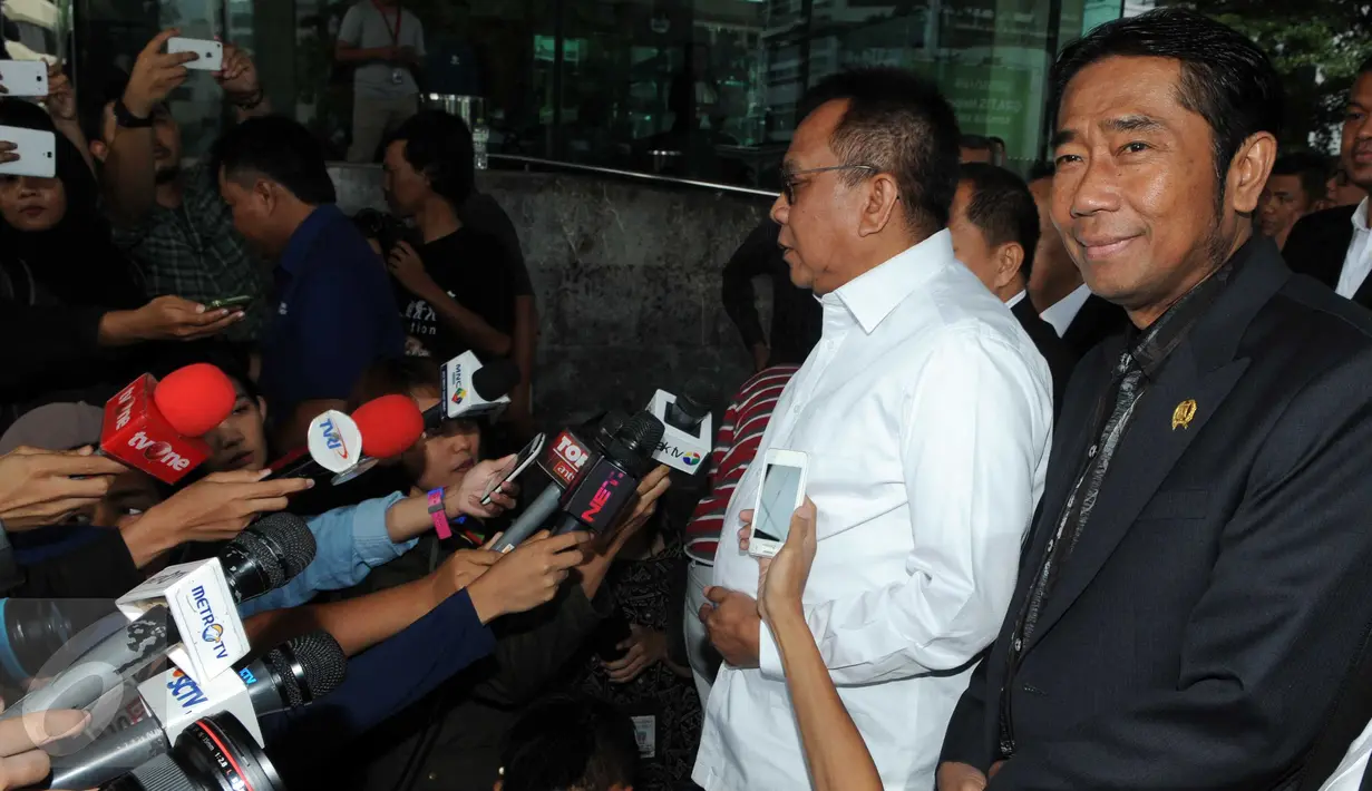 Wakil Ketua DPRD DKI F-PPP Abraham Lunggana (kanan) tersenyum sebelum masuk Gedung KPK, Jakarta, Rabu (17/2). Kedatangan puluhan anggota DPRD DKI itu untuk menanyakan soal kasus pembelian lahan Rumah Sakit (RS) Sumber Waras. (Liputan6.com/Helmi Afandi)
