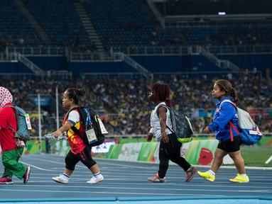 Atlet Paralimpik Rio 2016 meninggalkan arena usai berlaga pada final cabang Tolak peluru - F40 di Olympic Stadium, Rio de Janeiro, Brasil, (11/9/2016). (AFP/OIS/IOC/Bob Martin for OIS)