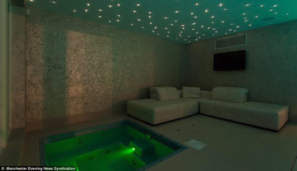 Angel di Maria bisa berendam air hangat usai berlatih bersama Manchester United.