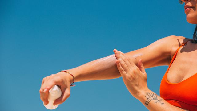 Apakah Sunscreen Spray Bekerja Sebaik Suncreen Lotion?