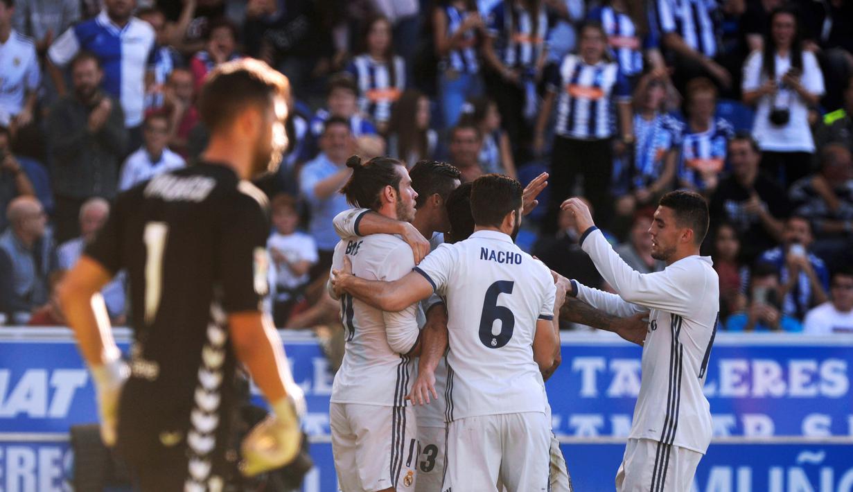 Para pemain Real Madrid merayakan gol saat melawan Alaves pada lanjutan La Liga Spanyol di Mendizorroza stadium, Vitoria, (29/10/2016). (REUTERS/Vincent West)