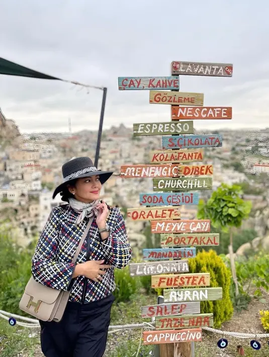 Ia memulai kariernya sebagai model dengan menjadi finalis GADIS Sampul 1988. [instagram/bellasaphiraofficial]