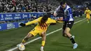 Penyerang Barcelona Abdessamad Ezzalzouli berebut bola dengan bek Deportivo Alaves Javi Lopez dalam duel pekan ke-22 La Liga 2021/22, di Estadio Mendizorroza, Senin (24/1/2022) dini hari WIB. Gol telat Frenkie De Jong memenangkan Barcelona 1-0. (AP Photo/Alvaro Barrientos)