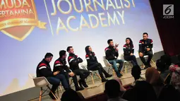 Sejumlah mentor saat memberikan sedikit perkenalan materi Citizen Journalist Academy Energi Muda Pertamina, Jakarta, Kamis (27/7). Acara ini merupakan program pencarian bakat mahasiswa yang kreatif dalam bidang jurnalistik. (Liputan6.com/Helmi Afandi)