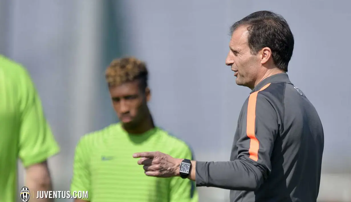 Allegri memimpin rapat sebelum sesi latihan Juventus dimulai (Juventus.com)