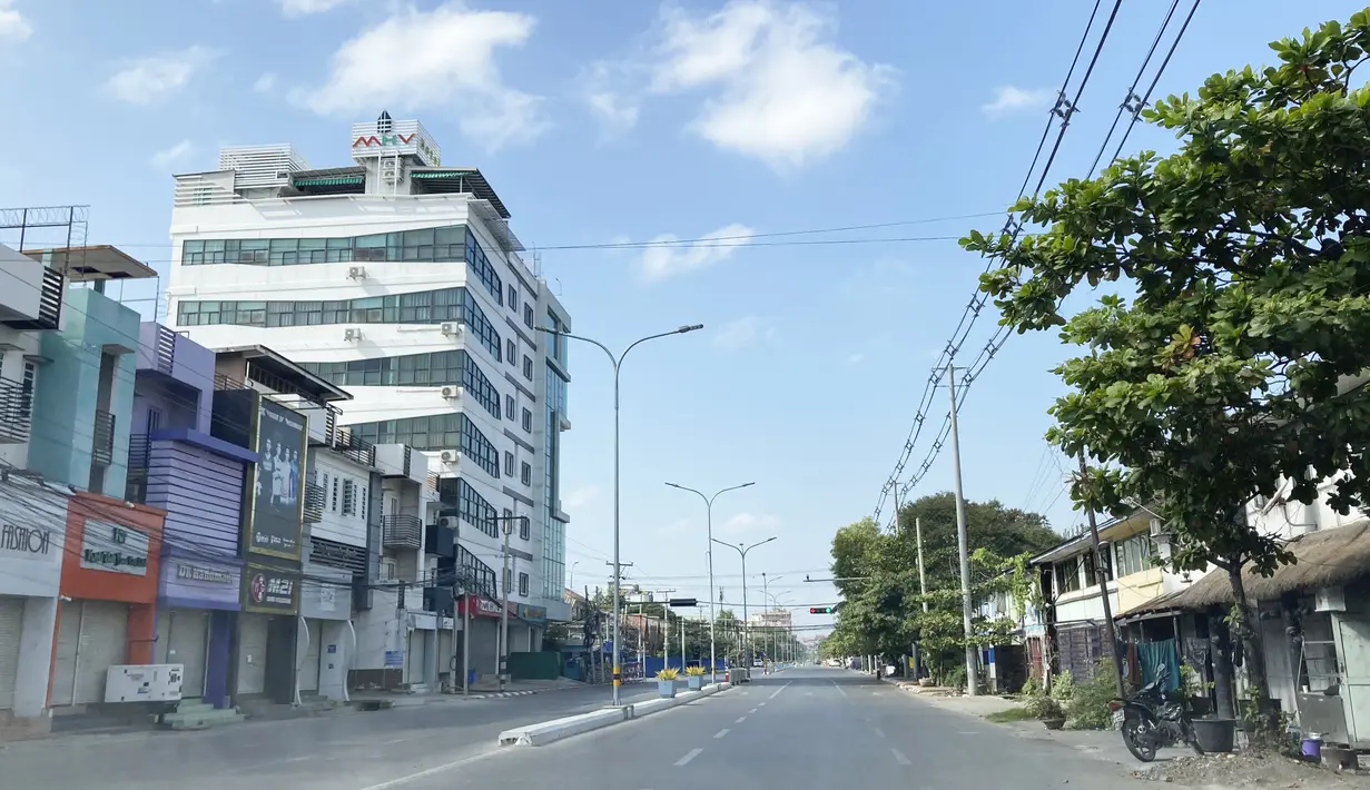 Sebuah jalan kosong terlihat di Mandalay, Myanmar tengah, Jumat (10/12/2021). Banyak kantor, toko dan restoran tutup dan orang-orang tinggal di dalam rumah sebagai protes atas pengambilalihan militer ketika aksi mogok senyap atau yang mereka sebut "silent strike". (AP Photo)