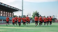 Punggawa Bajol Ijo menjalani latihan  di Lapangan Thor sebelum menghadapi Persibo Bojonegoro 29 Juni 2024. (Foto: Persebaya)