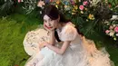 Melengkapi gaun double layer-nya, Bae Suzy kenakan ribbon pump yang mencolok berwarna merah [@management_soop]