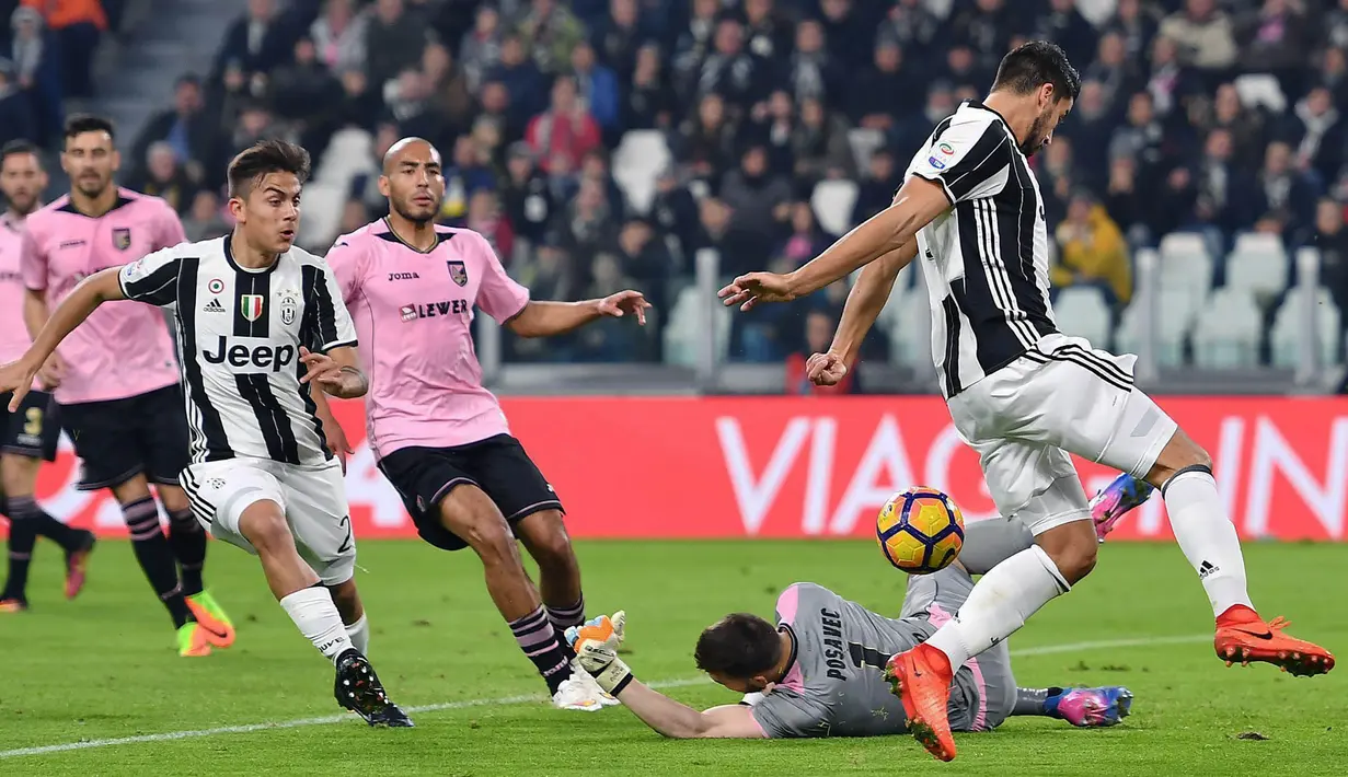 Gelandang Juventus, Sami Khedira, berusaha membobol gawang Palermo. Selaku tuan rumah Si Nyonya Tua lebih menguasai jalannya laga dengan presentase penguasaan bola mencapai 55 persen. (EPA/Alessandro Di Marco)