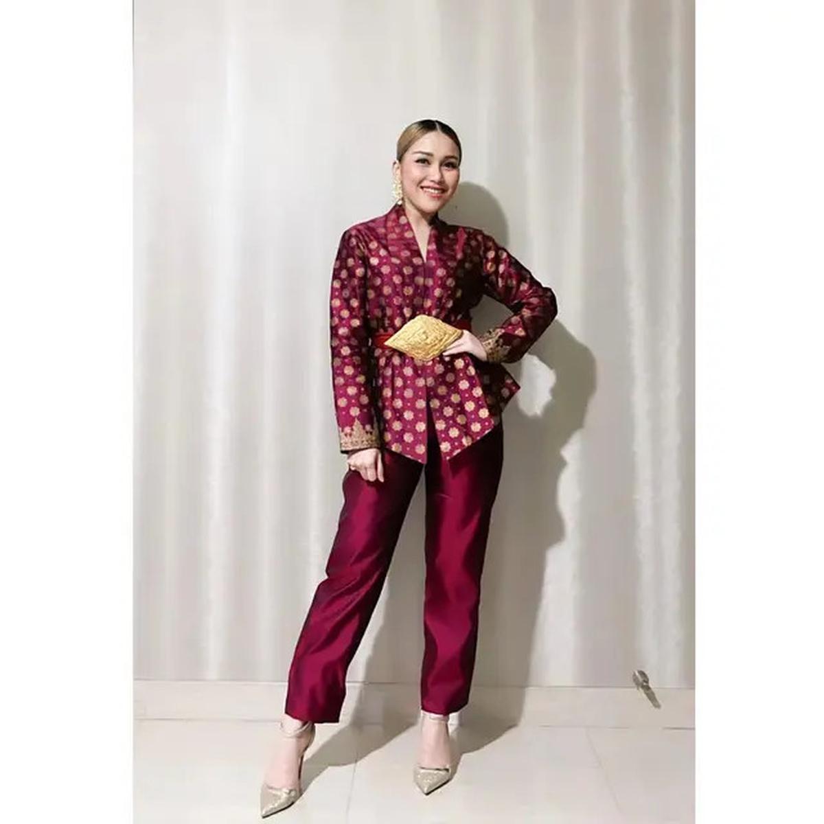 8 Potret Ayu Ting Ting Pakai Batik, Anggun dan Elegan di Berbagai Momen
