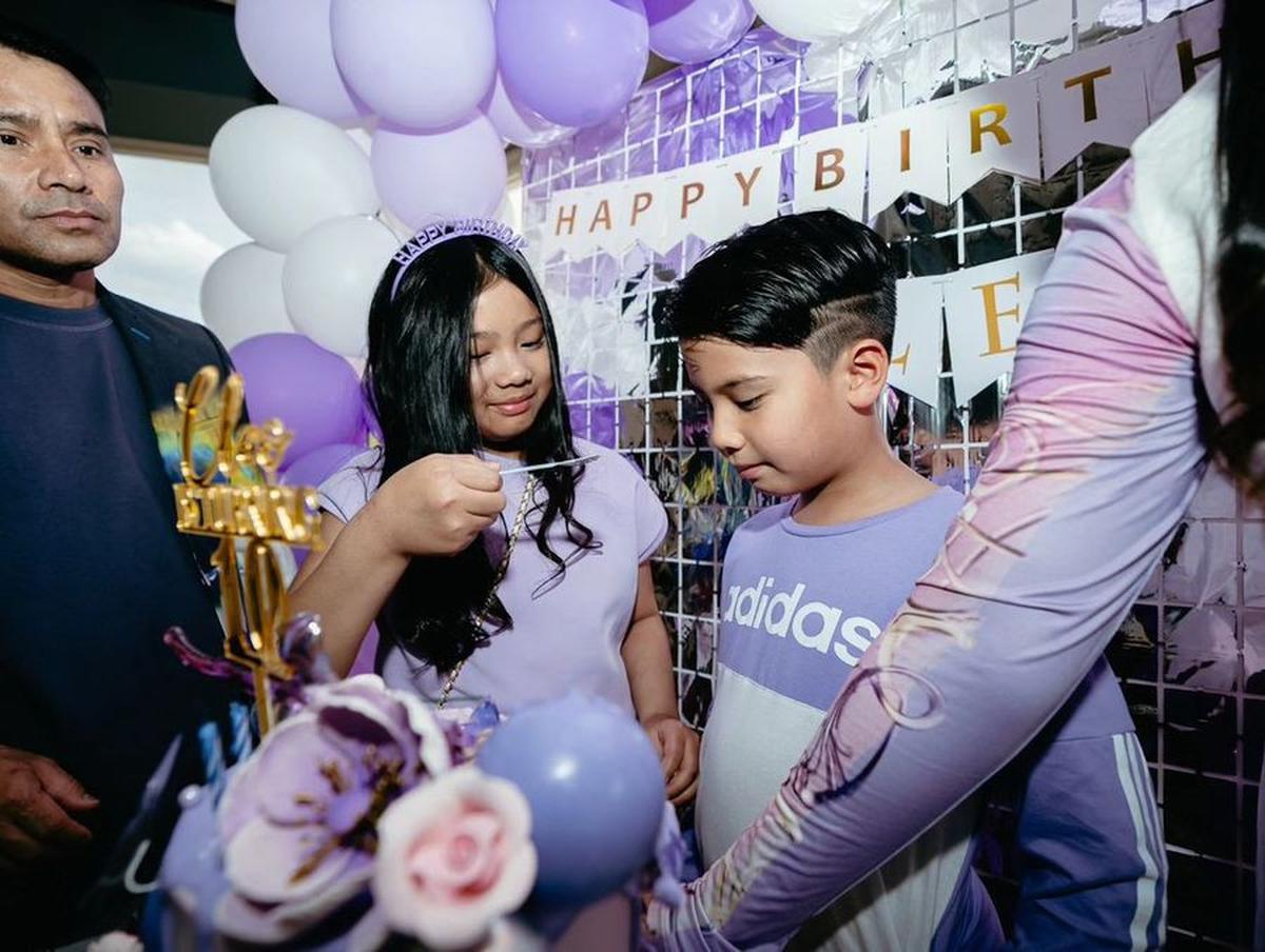 7 Potret Ulang Tahun Cleo Putri Judika dan Duma Riris, Kini Resmi Menginjak Usia 10 Tahun - Dekorasinya Manis Abis dengan Nuansa Ungu dan Dilengkapi Trampolin