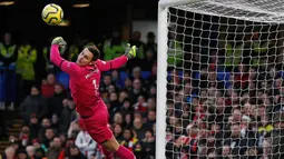 Kiper Southampton Alex McCarthy melakukan penyelamatan saat menghadapi Chelsea pada pertandingan Liga Inggris di Stamford Bridge, London, Kamis (26/12/2019). Southampton mengalahkan Chelsea 2-0.  (Adrian DENNIS/AFP)