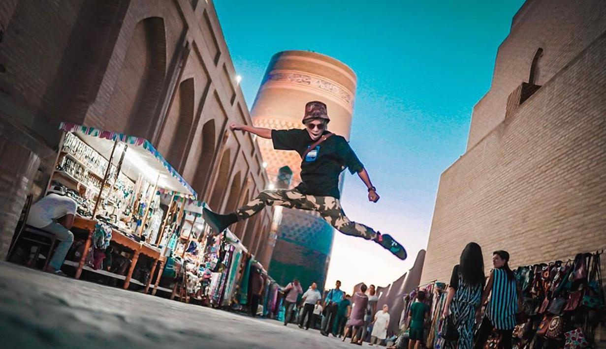 Dalam channel YouTubenya, Atta Halilintar mengucapkan pamit dan rehat sejenak sebagai YouTuber yang setiap hari membuat konten dan mengunggah video terbarunya. Salah satu alasan ia rehat karena menghadiri kongres influencer di Uzbekistan. (Liputan6.com/IG/@attahalilintar)