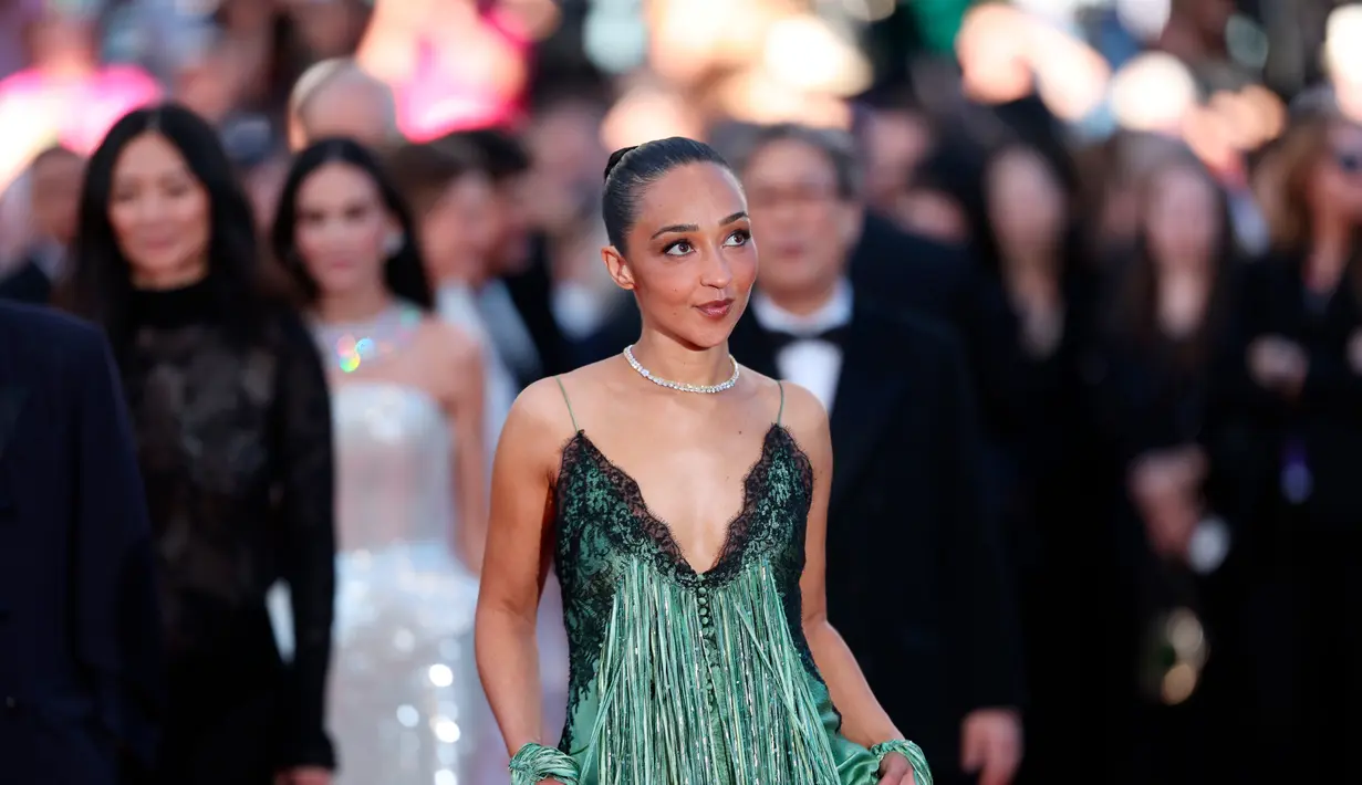 Tak kalah mencuri perhatian, Ruth Negga memilih nuansa yellow diamond yang elegan. Aktris asal Irlandia tersebut mengenakan kalung kombinasi emas putih dan kuning dengan Ashoka-cut yellow diamond serta pear-shaped white diamond. Sebuah cincin berlian kuning 10 karat menjadi statement mewah yang menyempurnakan gayanya di red carpet.