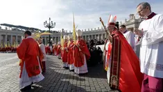 Paus Fransiskus tiba untuk merayakan Misa Minggu Palma di Lapangan Santo Petrus di Vatikan (25/3). Misa Minggu Palma ini untuk mengenang saat Yesus memasuki kota Yerusalem sebelum dia disalibkan. (AP Photo / Andrew Medichini)