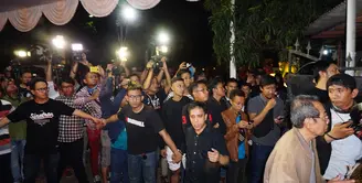 Hingga dini hari, ratusan pelayat terus memadati rumah duka Mike Mohede di kawasan Tangerang Selatan, Banten. Mike Mohede meninggal dunia secara medadak Minggu (31/7) dan mengagetkan banyak pihak. (Syaiful Bachri/Bintang.com)