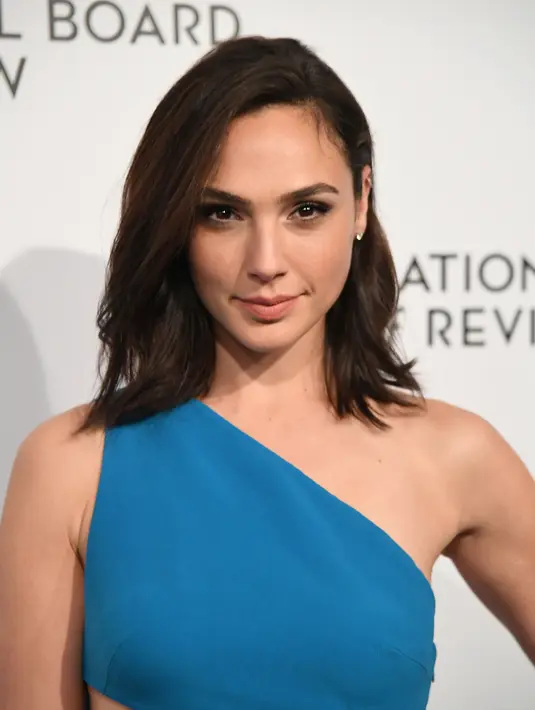Ekspresi Gal Gadot saat menghadiri acara "National Board of Review Awards" di New York, Amerika Serikat, (9/1). Wanita 32 tahun ini tampil cantik dengan gaun berwarna biru. (AFP Photo/ Angela Weiss)