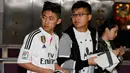 Para fans real madrid saat menunggu kedatangan pemain Real Madrid di Bandara Manchester, Inggris, (25/4).Real Madrid lolos ke semifinal setelah sebelumnya menang melawan Wolfsburg. (Reuters / Phil Noble)