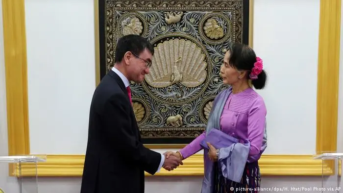 Menteri Luar Negeri Jepang Taro Kano bertemu dengan pemimpin de facto Myanmar Aung San Suu Kyi (AP via DW)