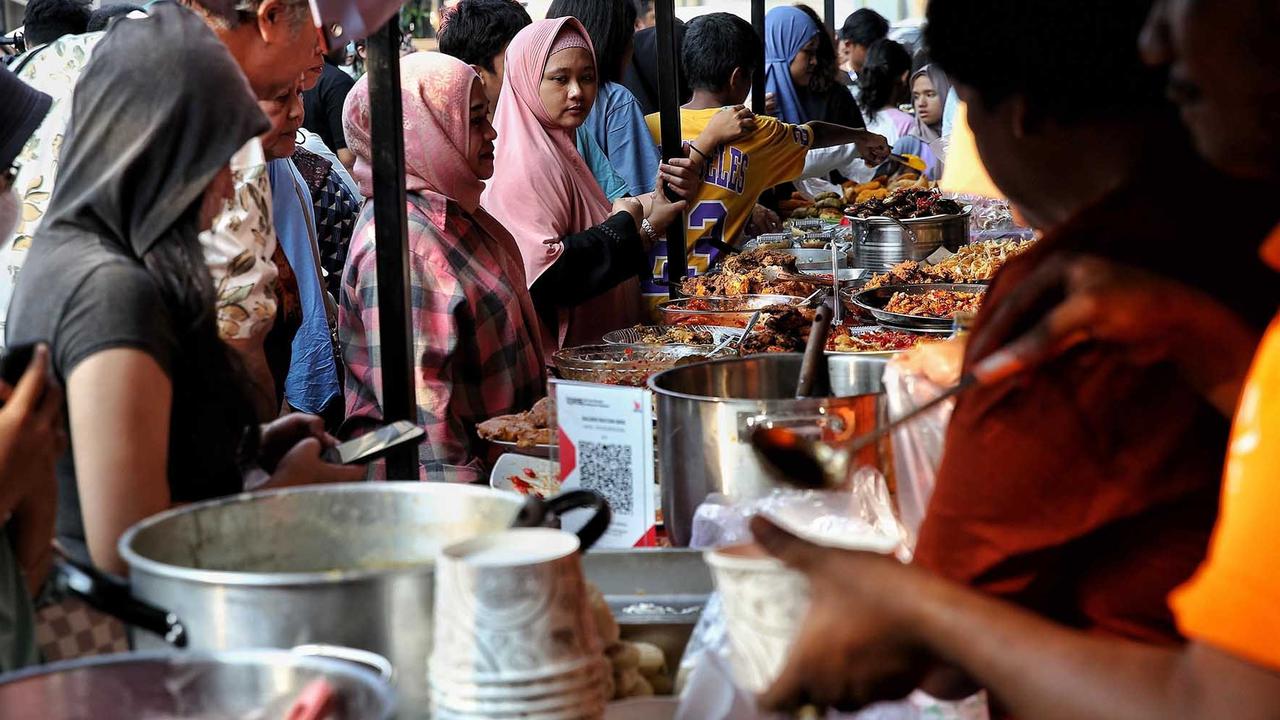 FOTO: Berdesakan Berburu Takjil Di Pasar Benhil