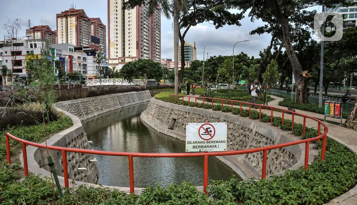 Warga saat berkunjung ke Taman Biotrans di Jalan Suprapto, Cempaka Putih, Jakarta, Minggu (19/12/2021). Gubernur DKI Jakarta Anies Baswedan meresmikan Taman Biotrans yang merupakan kombinasi ruang terbuka hijau dan biru. (merdeka.com/Iqbal S. Nugroho)