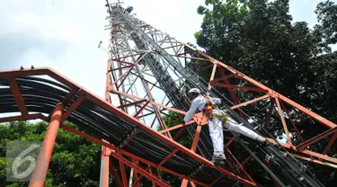 Teknisi melakukan perawatan rutin menara jaringan telekomunikasi milik PT Tower Bersama Infrastructure Tbk, Jakarta, Rabu (2/11). Indonesia menargetkan menjadi negara ekonomi digital terbesar di Asia tenggara tahun 2020. (Liputan6.com/Angga Yuniar)