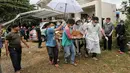 Jenazah korban kecelakaan Tanjakan Emen di Kabupaten Subang dibawa ke Masjid RSUD Tangsel, Ciputat usai dimandikan, Minggu (11/2). Menurut Plt Kadin Kesehatan Tangsel Suhara Manulang, para jenazah akan dimakamkan di TPU Legoso. (Liputan6.com/Fery Pradolo)