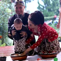 Pasangan musisi Ahmad Dhani dan Mulan Jameela baru saja menggelar acara Tedak Siten. Bagi adat Jawa, Tedak Siten merupakan tahapan pertama putranya menginjakkan kaki ke bumi. (Nurwahyunan/Bintang.com)